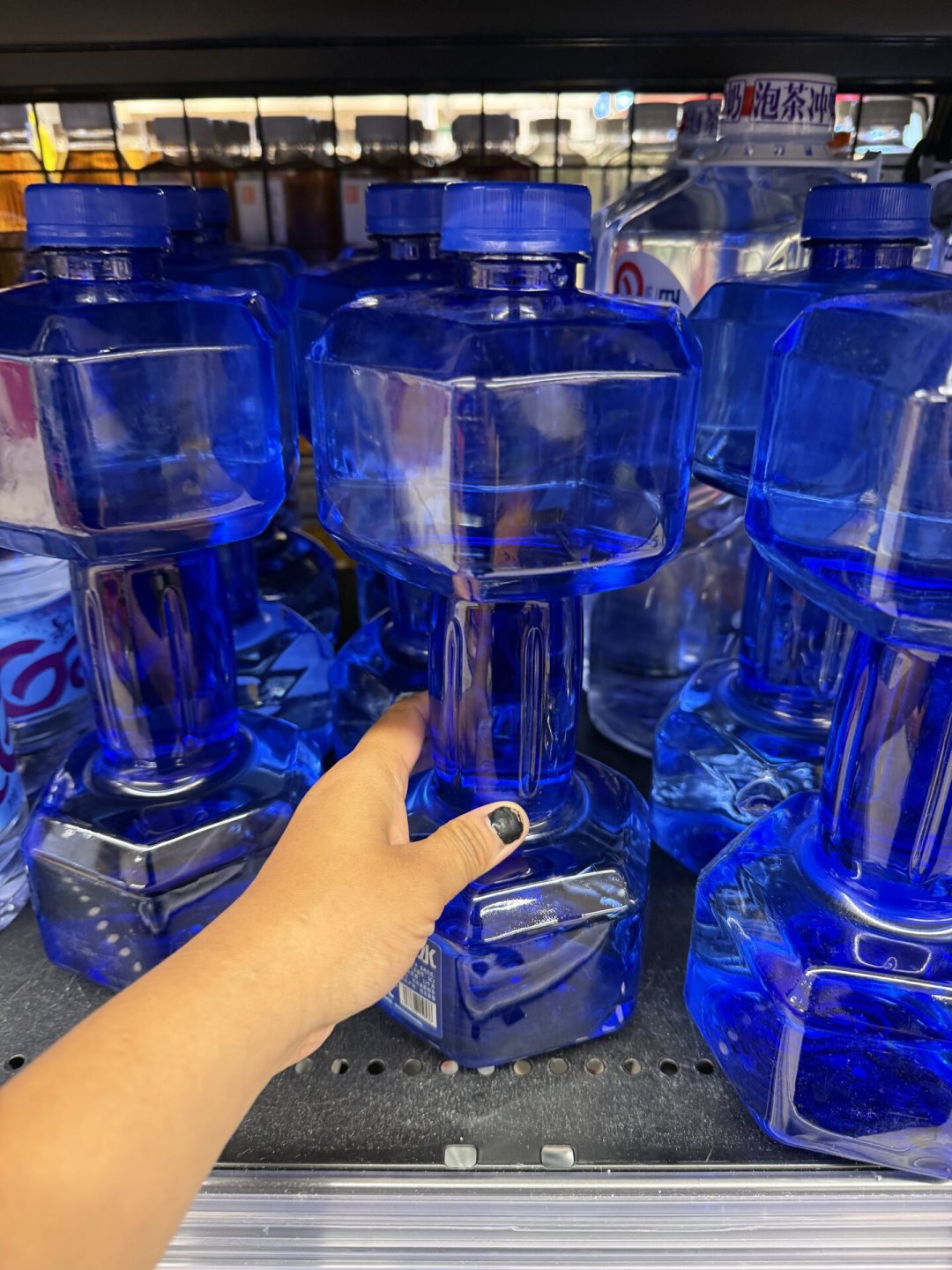 8元一瓶的哑铃矿泉水走红:3斤重量练得动吗?价格、重量、容器三笔账一次算清