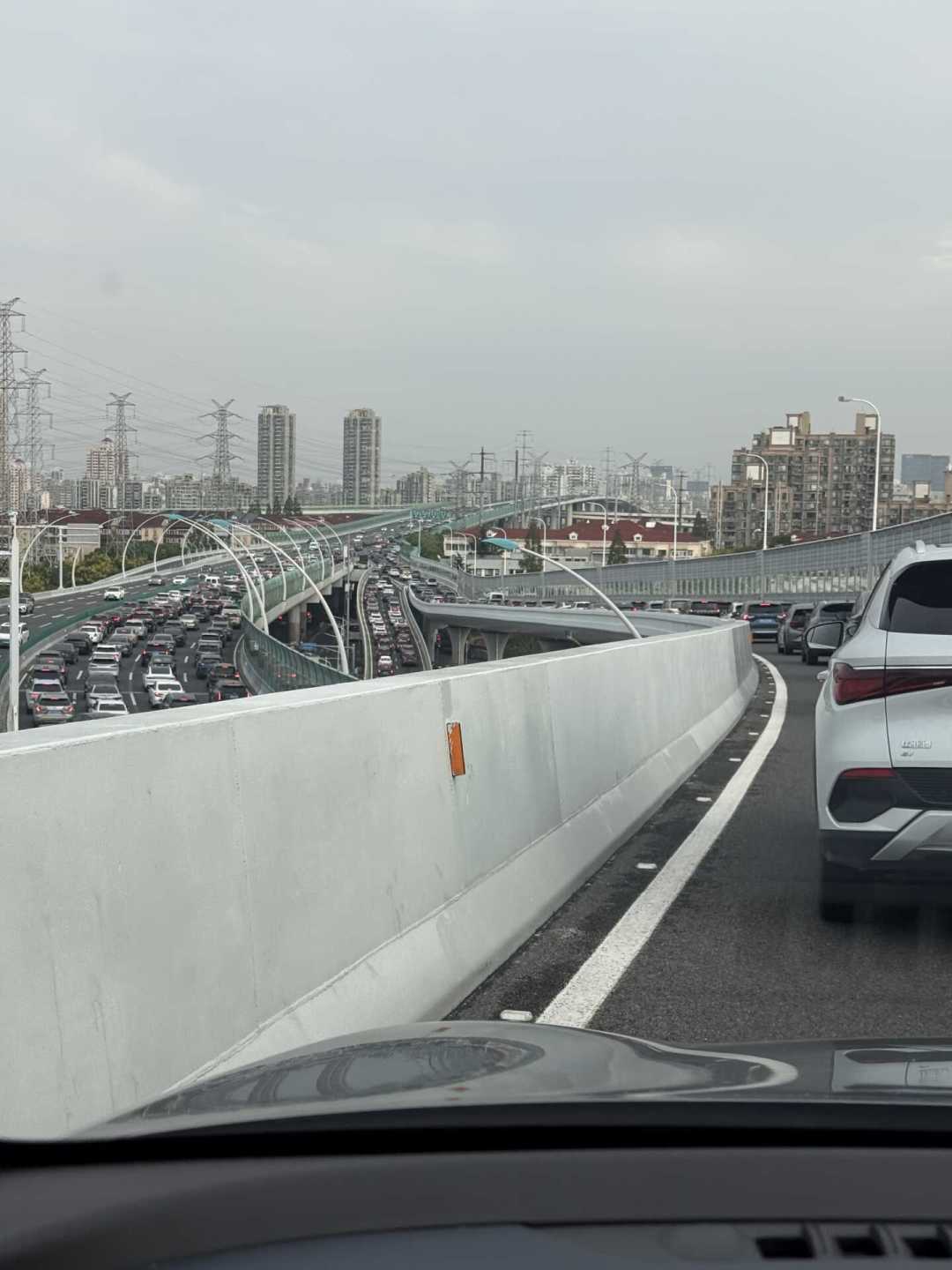 堵车才是手动挡的真正考验:一档蠕行、半联动还是空挡滑行,这笔脚和离合器的账得算清楚