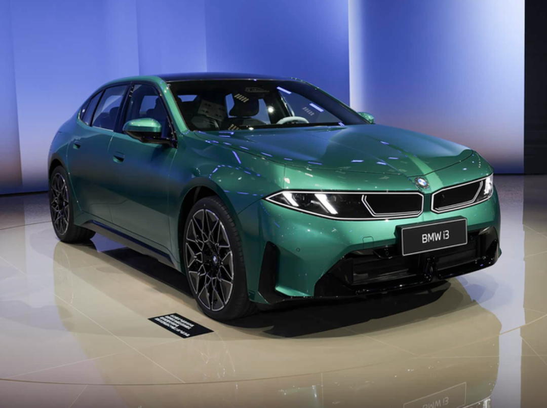 新世代i3刚露脸,现款i3已经跌到17万:这两台宝马3系之间的三道裂缝,比价格更纠结