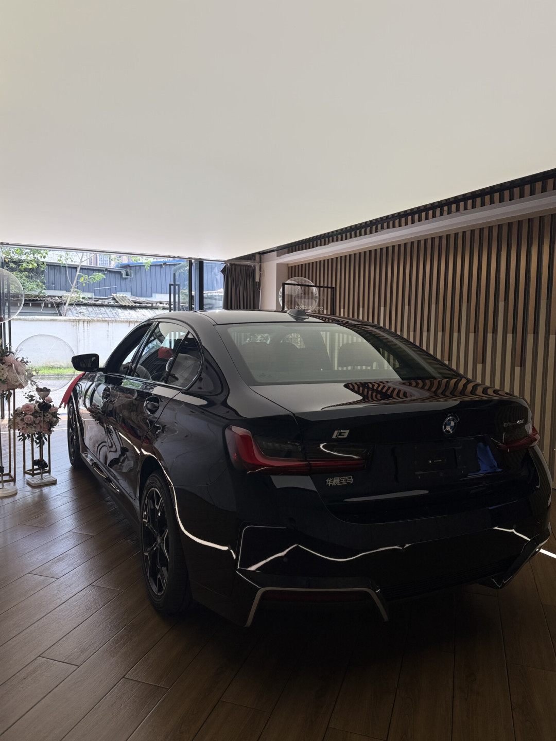 新世代i3刚露脸,现款i3已经跌到17万:这两台宝马3系之间的三道裂缝,比价格更纠结