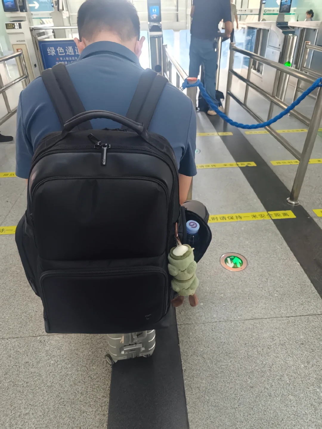 二手价崩了,开学季却到了:包挂的「捡漏窗口」怎么花最少的钱玩明白