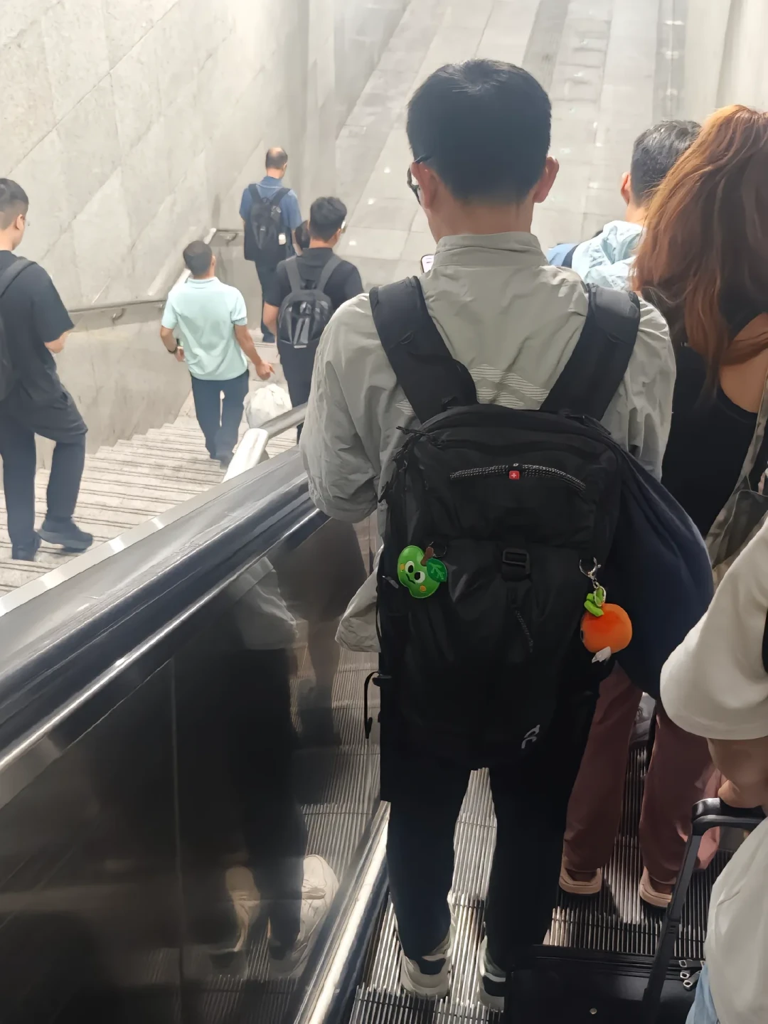二手价崩了,开学季却到了:包挂的「捡漏窗口」怎么花最少的钱玩明白