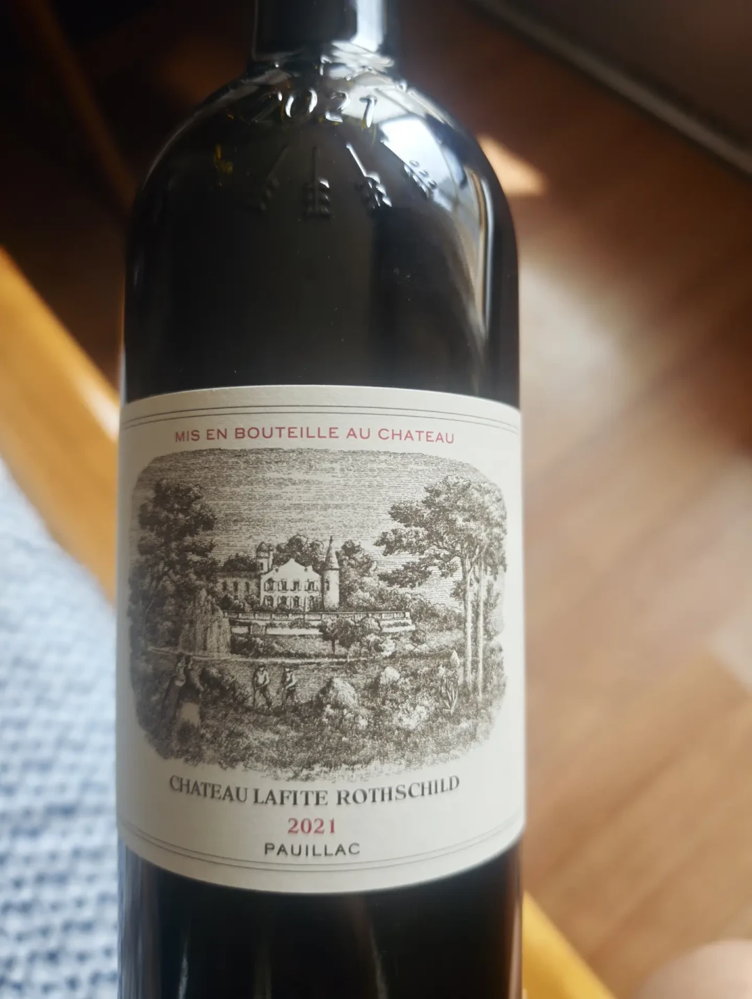 正牌拉菲被端进酒馆按杯卖了:一瓶3880,一杯就能