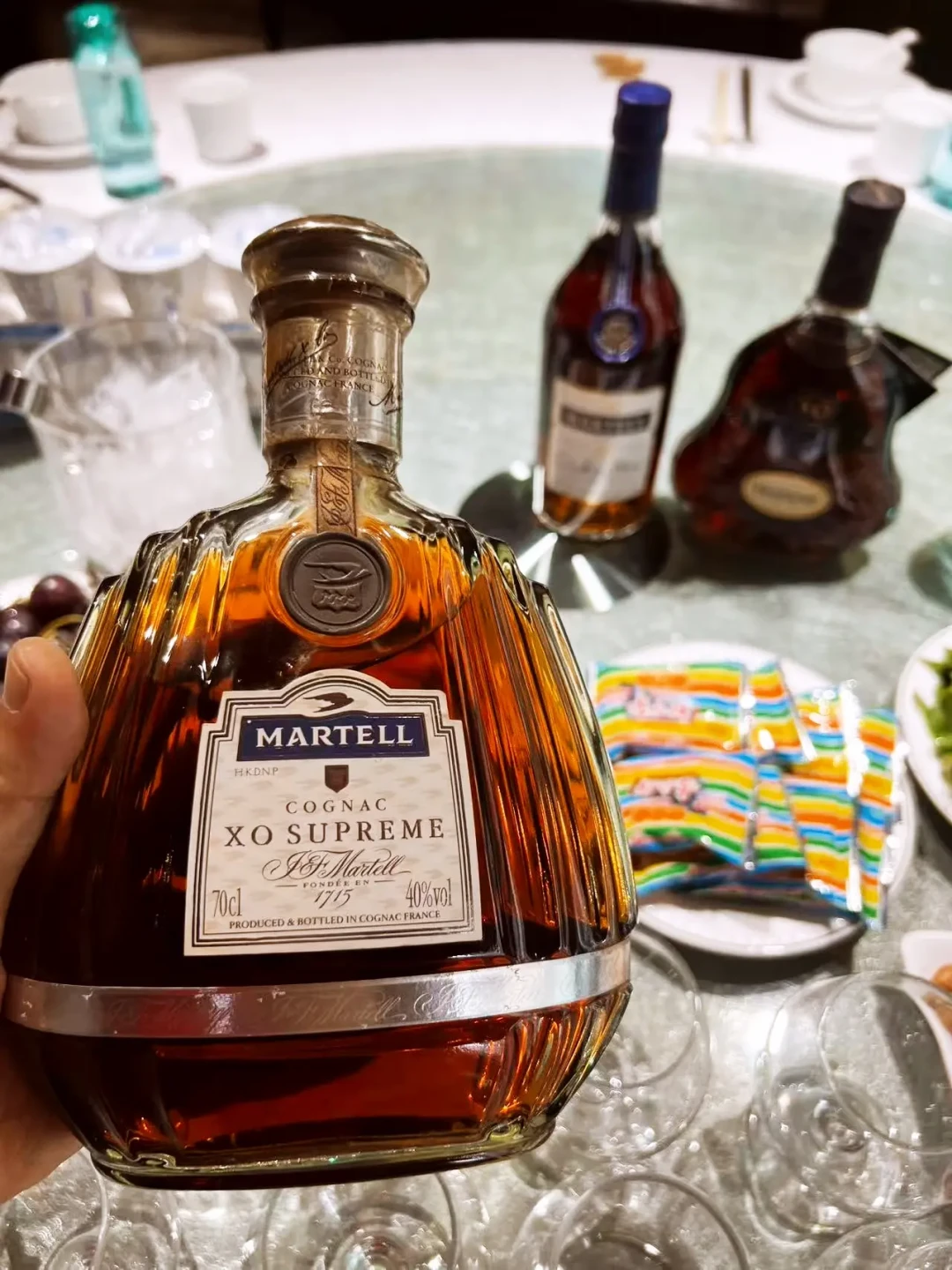 同一张广州酒桌、同款三瓶酒,两份品酒笔记冠军互反:一瓶马爹利青樽,值不值一千多?