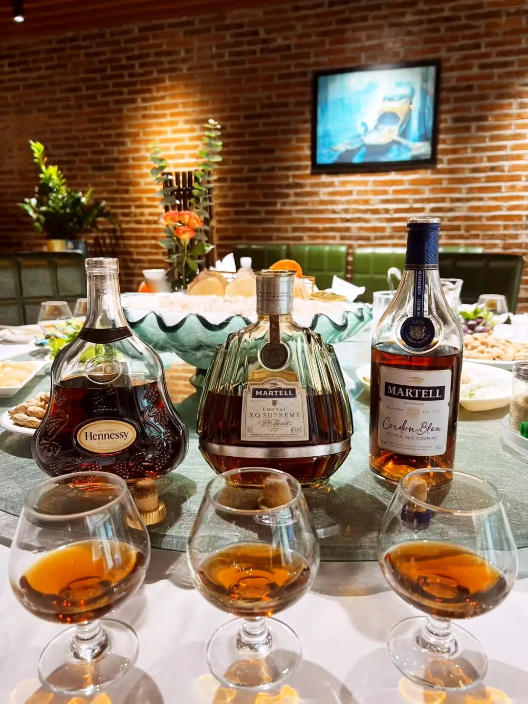 同一张广州酒桌、同款三瓶酒,两份品酒笔记冠军互反:一瓶马爹利青樽,值不值一千多?