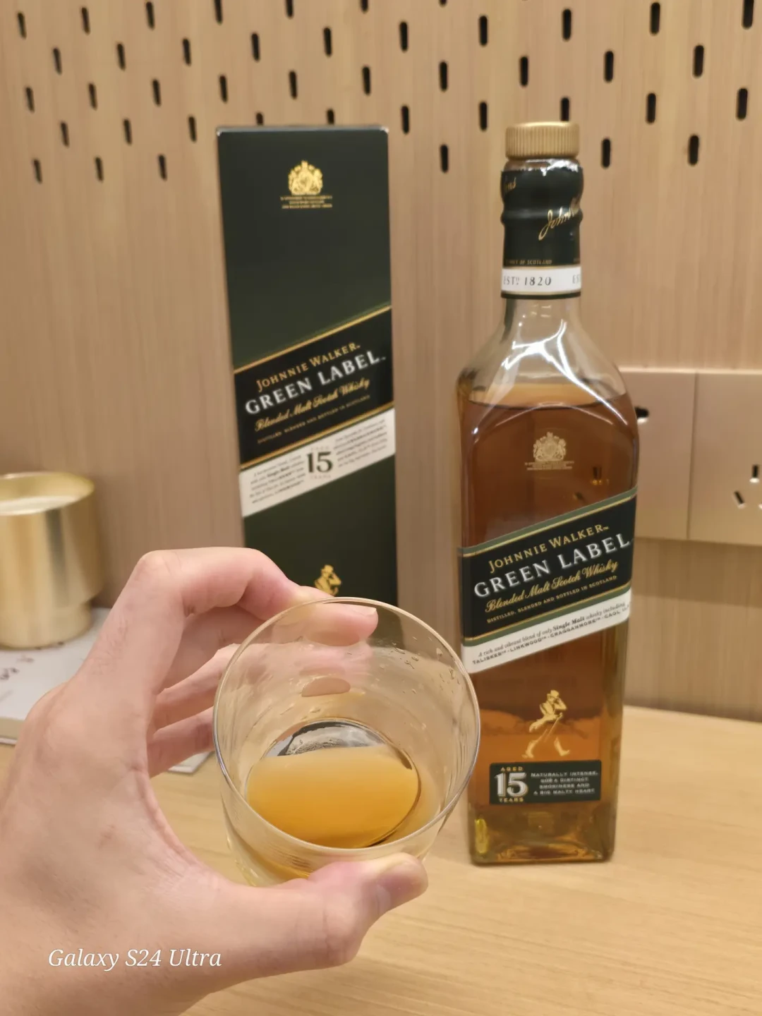 有人说“烟熏冲得硬咽”,有人说“跟黑牌喝不出差别”:尊尼获加绿牌这瓶跌到口粮价的15年全麦,账该怎么算