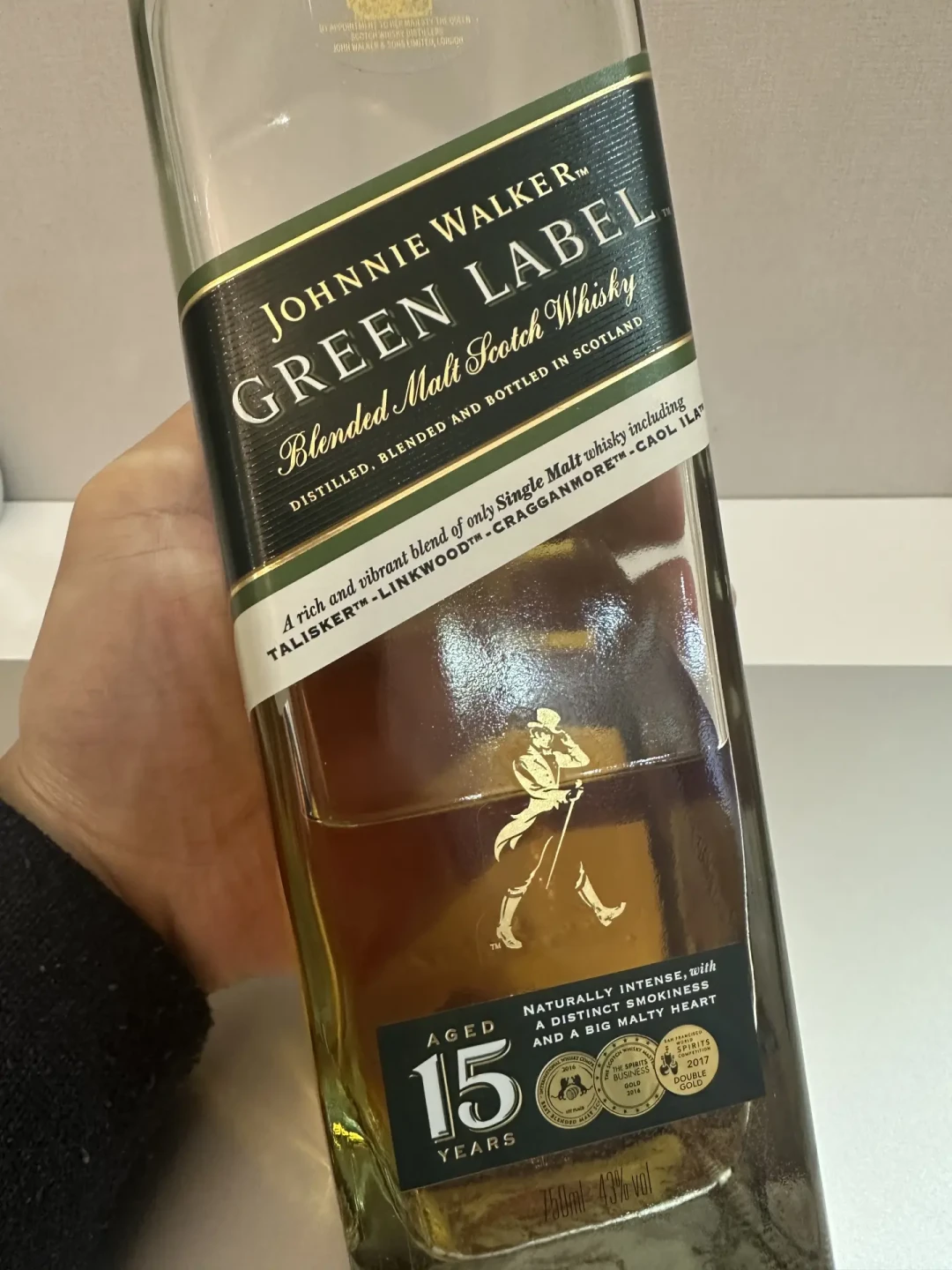 有人说“烟熏冲得硬咽”,有人说“跟黑牌喝不出差别”:尊尼获加绿牌这瓶跌到口粮价的15年全麦,账该怎么算