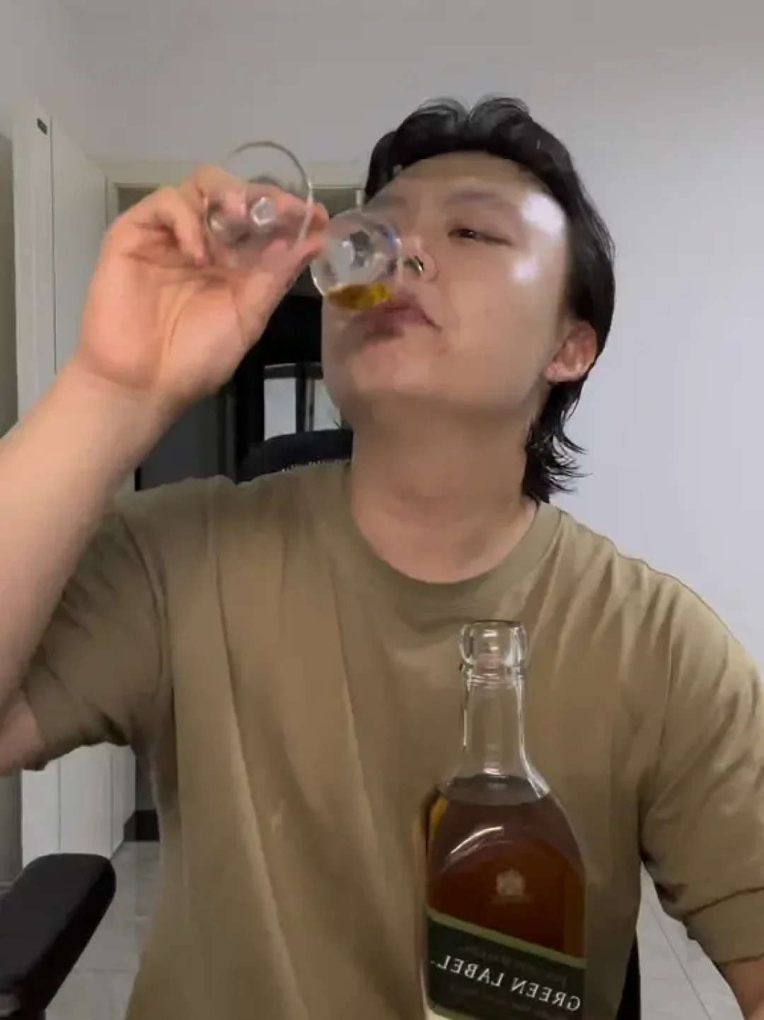 有人说“烟熏冲得硬咽”,有人说“跟黑牌喝不出差别”:尊尼获加绿牌这瓶跌到口粮价的15年全麦,账该怎么算