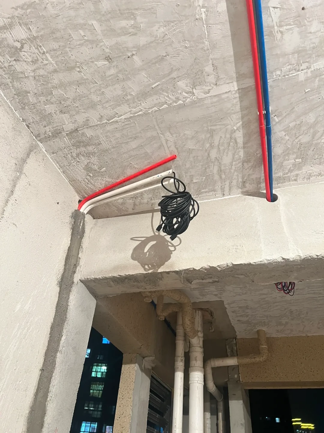 30块的HDMI线是智商税,但埋进墙里的那根不是:家庭影院水电阶段,这4个决定错过就是砸墙