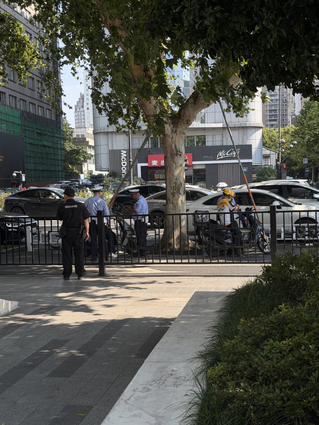 少年骑改装车103码撞护栏身亡，家属向车行索赔110万：判决下来，自己家担80%