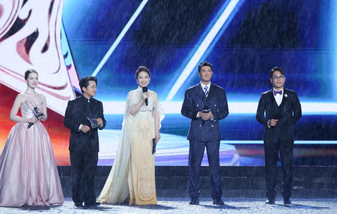 一场演唱帖5万赞，获奖名单153赞：成龙哈尔滨雨夜，这页功课动作片粉丝该补了