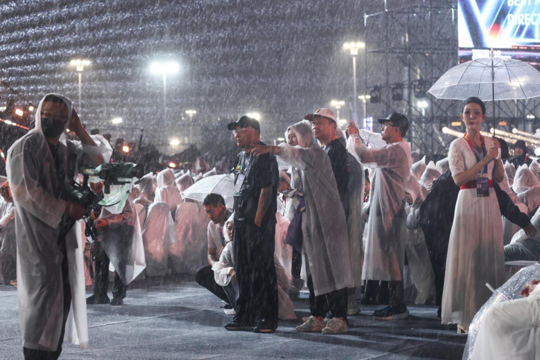 一场演唱帖5万赞，获奖名单153赞：成龙哈尔滨雨夜，这页功课动作片粉丝该补了
