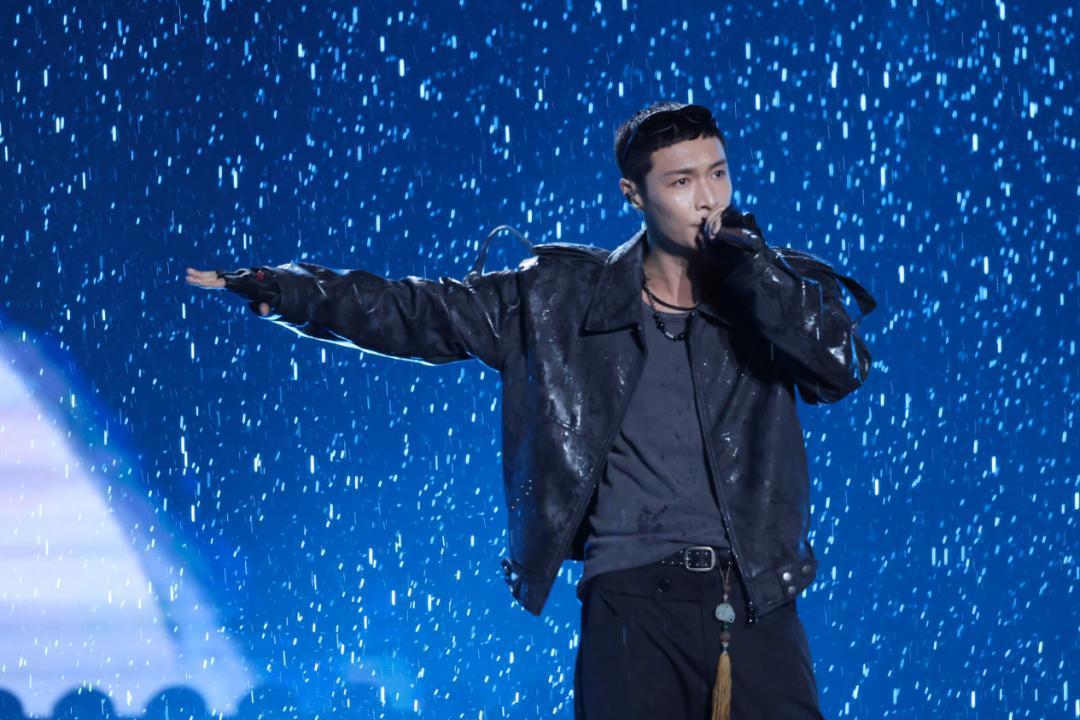 一场演唱帖5万赞，获奖名单153赞：成龙哈尔滨雨夜，这页功课动作片粉丝该补了