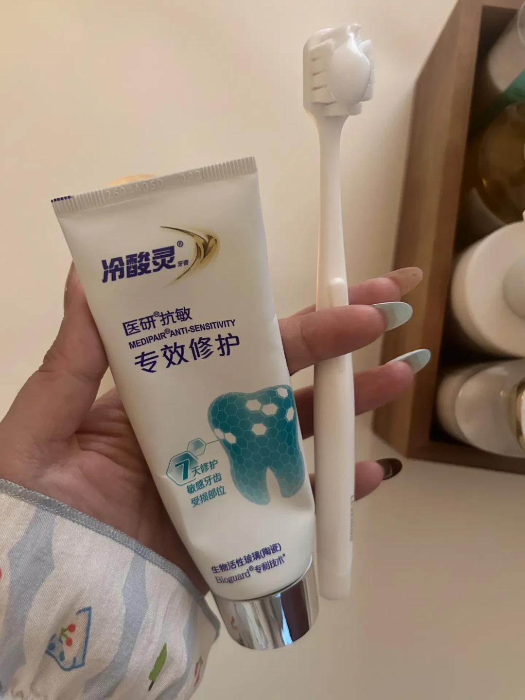 冰美式不敢大口吸、换季喝水都倒抽凉气:我把抗敏牙膏成分表、医院补牙账单和刷屏软文话术对了一遍账