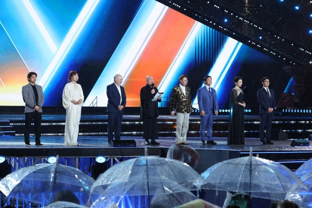 一场演唱帖5万赞，获奖名单153赞：成龙哈尔滨雨夜，这页功课动作片粉丝该补了