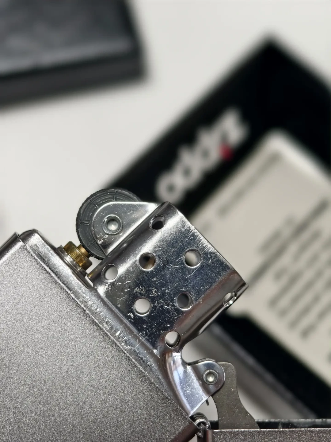 同款Zippo,凭什么有的一百多,有的一万多?扒完全网价格单,才搞懂钱花在哪几层才值