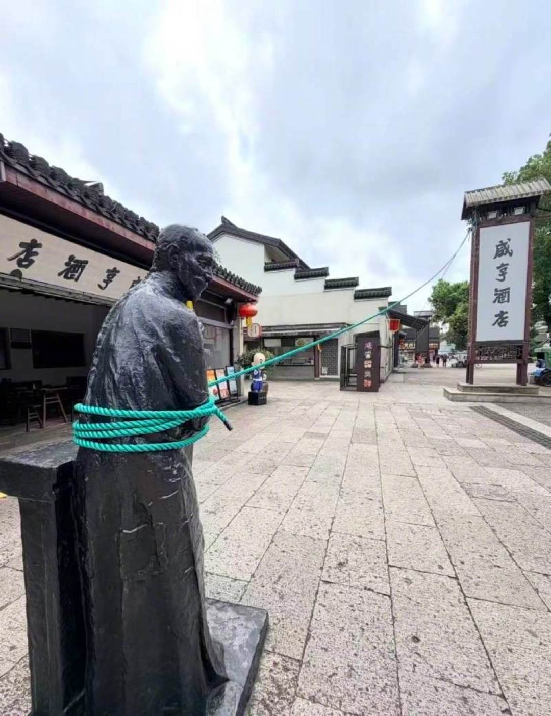 “潦草小狗”延限期到期官宣“暂不下线”:对完135天时间线和几处被拆掉的打卡点,国庆怎么去有了新的答案