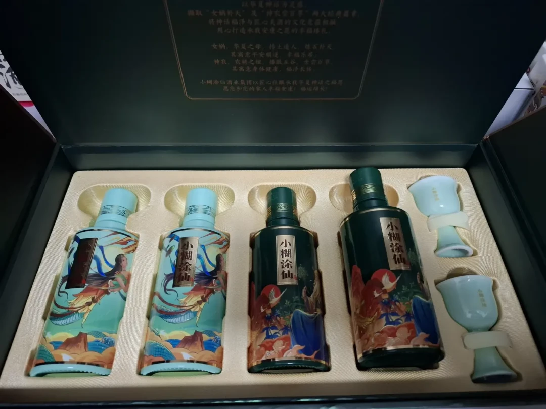 白酒板块全线大跌,小糊涂仙却把宴席挪进了县城广场和自家饭桌