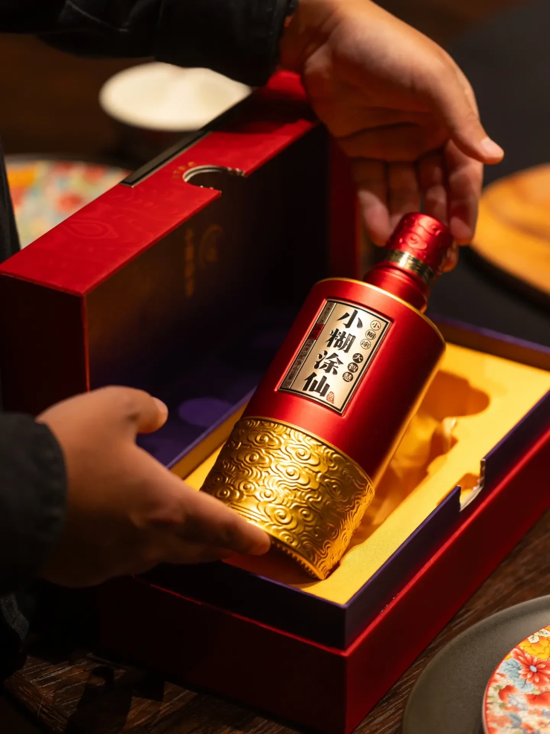 白酒板块全线大跌,小糊涂仙却把宴席挪进了县城广场和自家饭桌