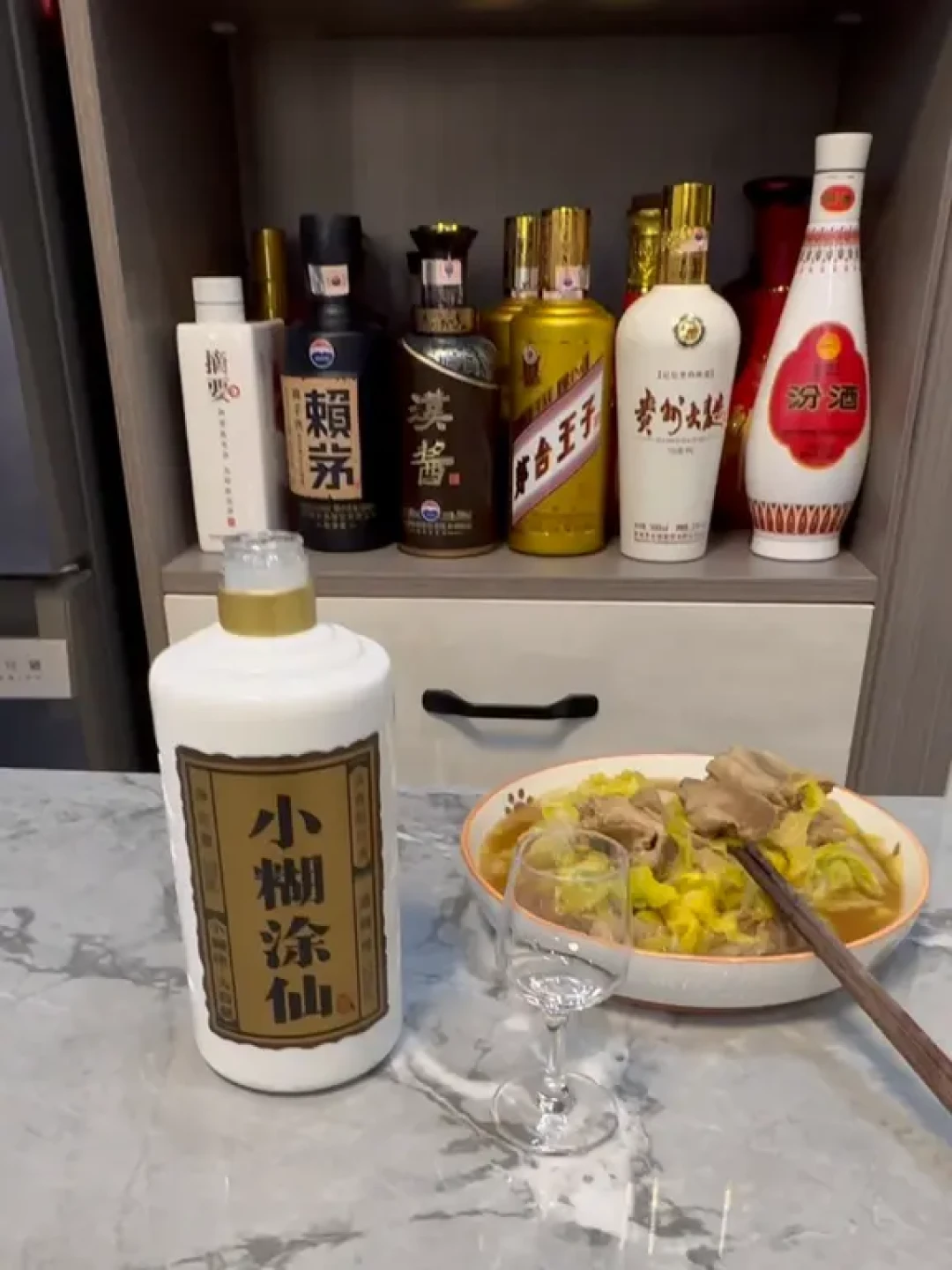 白酒板块全线大跌,小糊涂仙却把宴席挪进了县城广场和自家饭桌