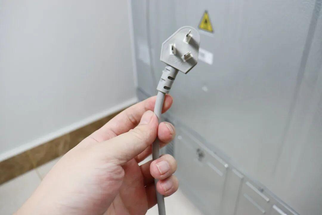 洗衣机7年没拔插头烧了卫生间:你家插座有这4个信号就该换了,自己换十几元、请师傅上门200元