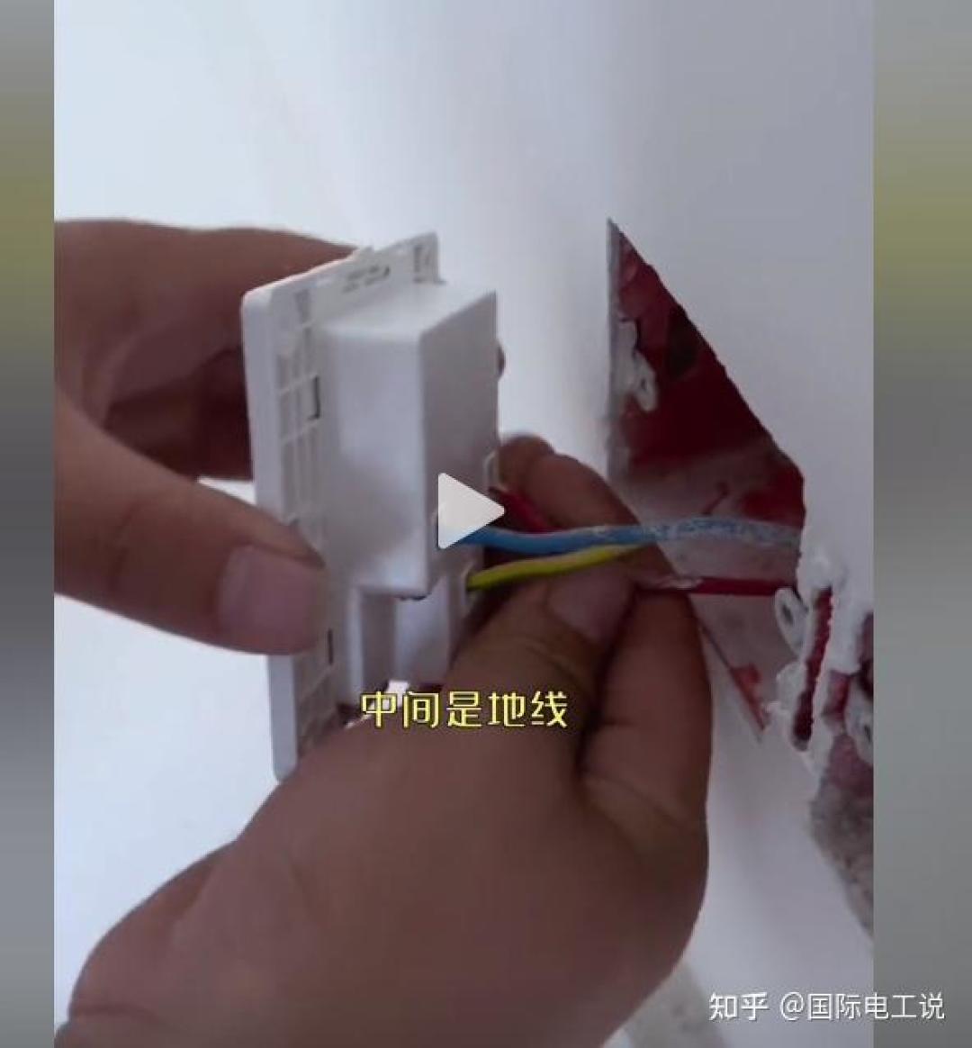 洗衣机7年没拔插头烧了卫生间:你家插座有这4个信号就该换了,自己换十几元、请师傅上门200元