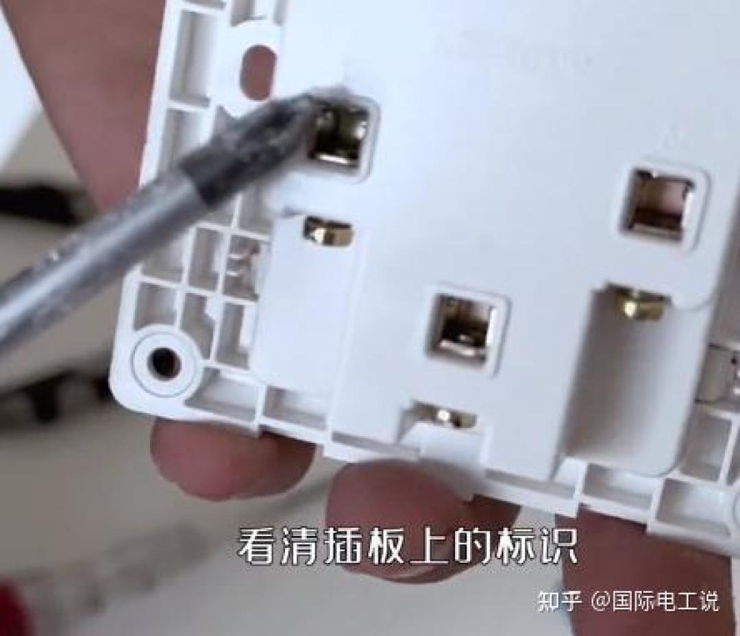 洗衣机7年没拔插头烧了卫生间:你家插座有这4个信号就该换了,自己换十几元、请师傅上门200元