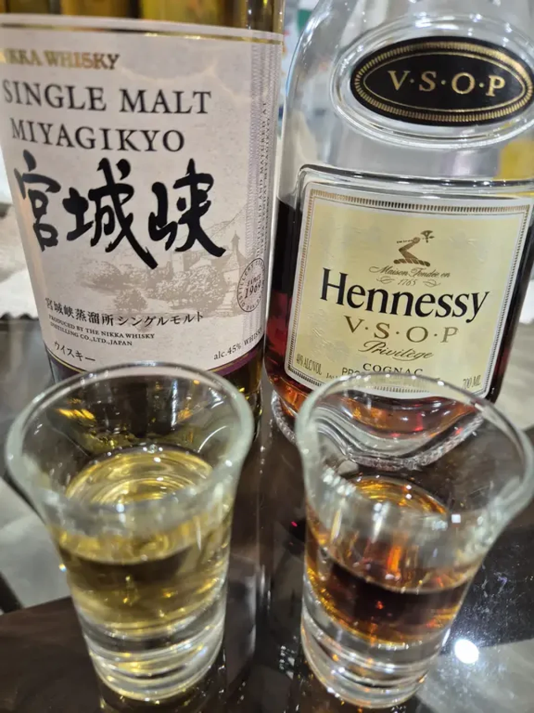 威士忌与轩尼诗VSOP同框对比