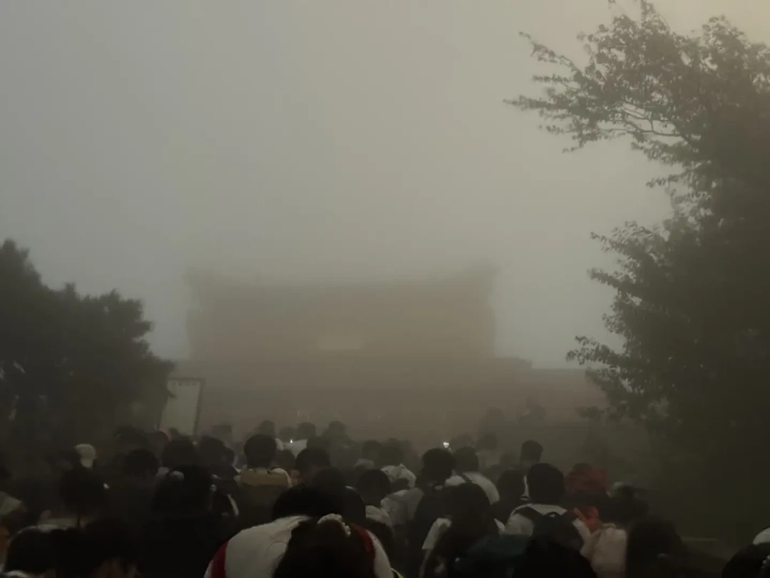 国庆爬泰山,夜爬还是白天爬?1.26万赞攻略和716赞劝退帖,差的其实是这5笔账