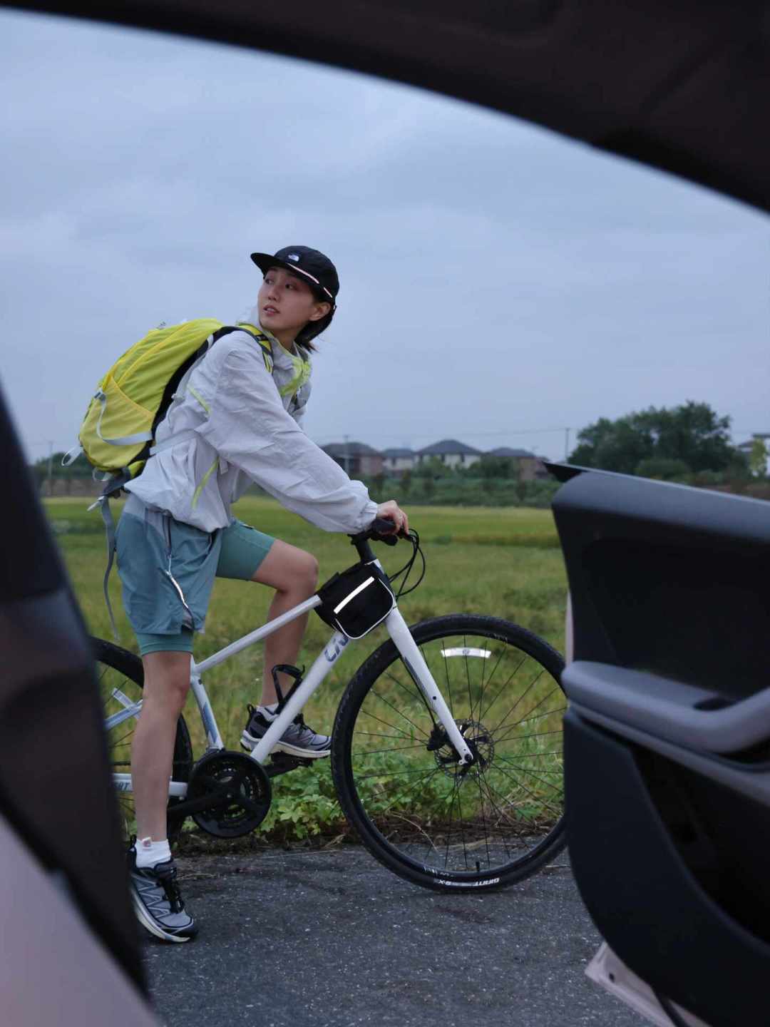 宝马5系装自行车架的视频4天吵出705条评论：公路车带出门的四条路线，钱、罚单和地库限高，先算清