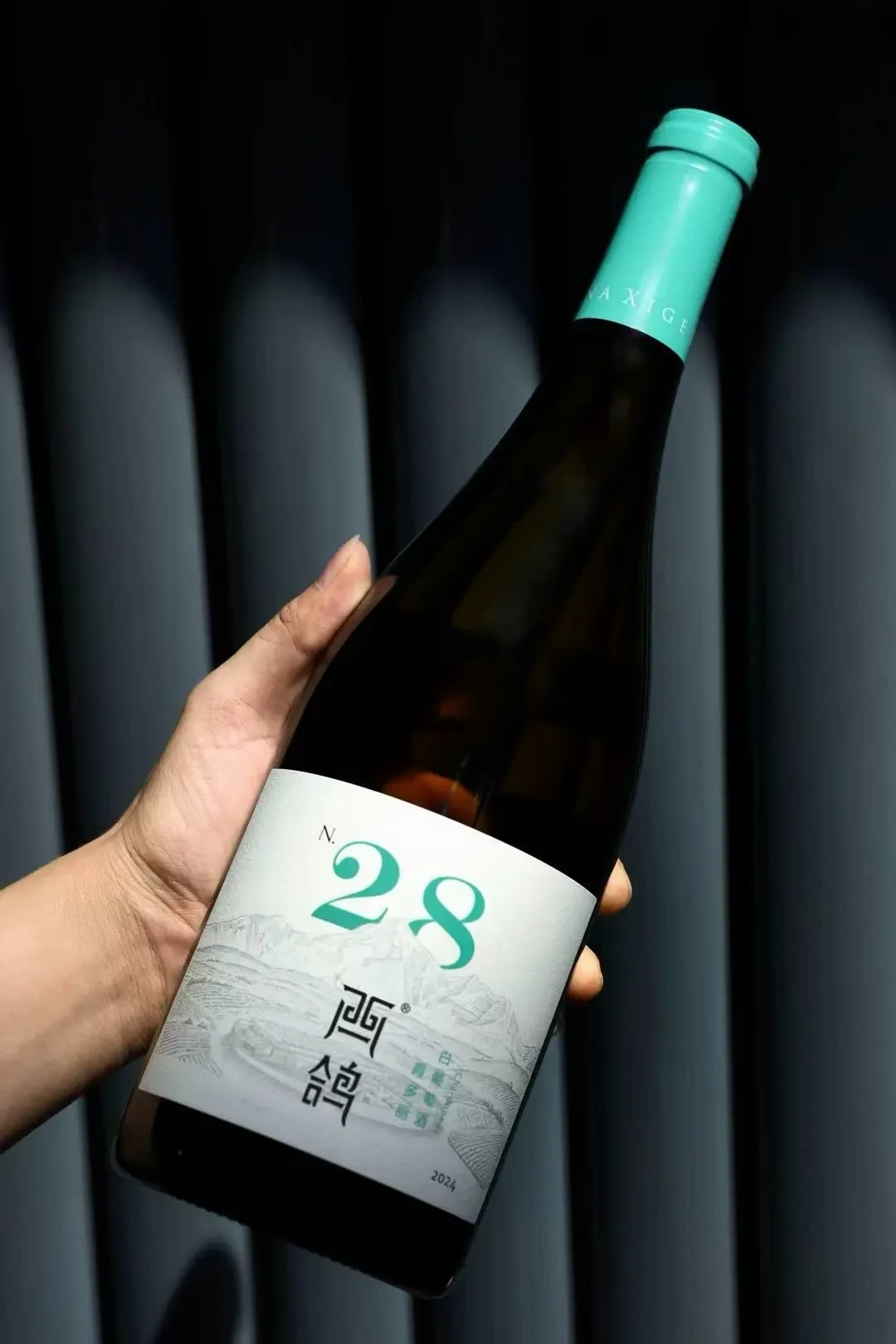 「获奖井喷」的宁夏酒,正在准备一场全球大场面:白葡萄已经开摘,10月12日OIV世界大会开进银川——先别急着喊智商税,也别急着闭眼囤,把261家酒企分成三条线再决定