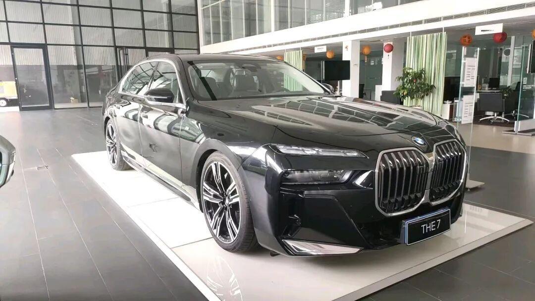 退役试驾车57.9万在挂、现款优惠25万起步:改款7系明年初到位,这台百万级怎么算