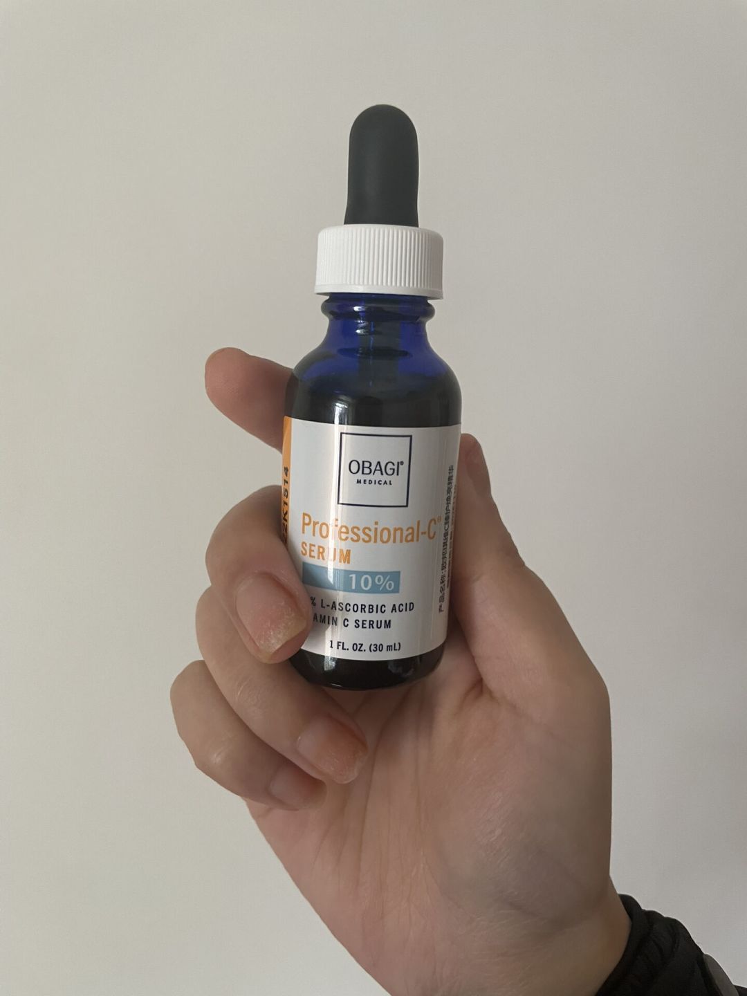 欧邦琪“速白瓶”种草帖刷屏,没一篇提手上的铁锈味:这瓶VC的肤感账,算完再下单