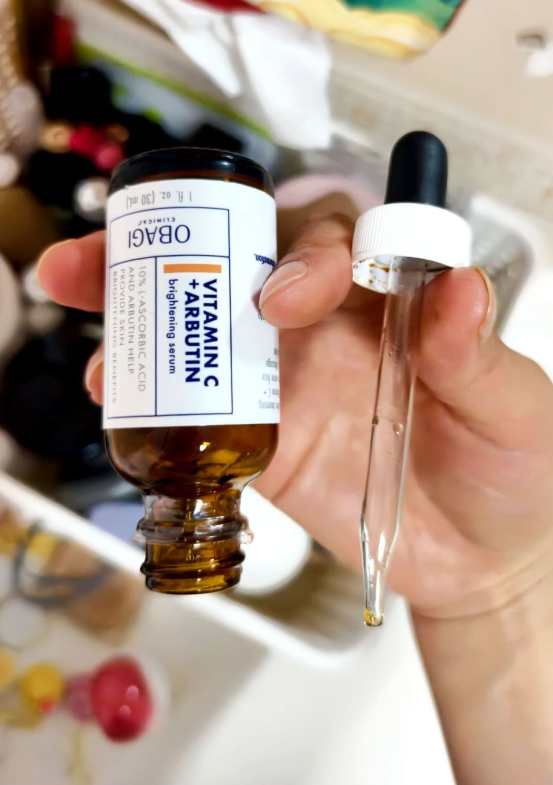 欧邦琪“速白瓶”种草帖刷屏,没一篇提手上的铁锈味:这瓶VC的肤感账,算完再下单