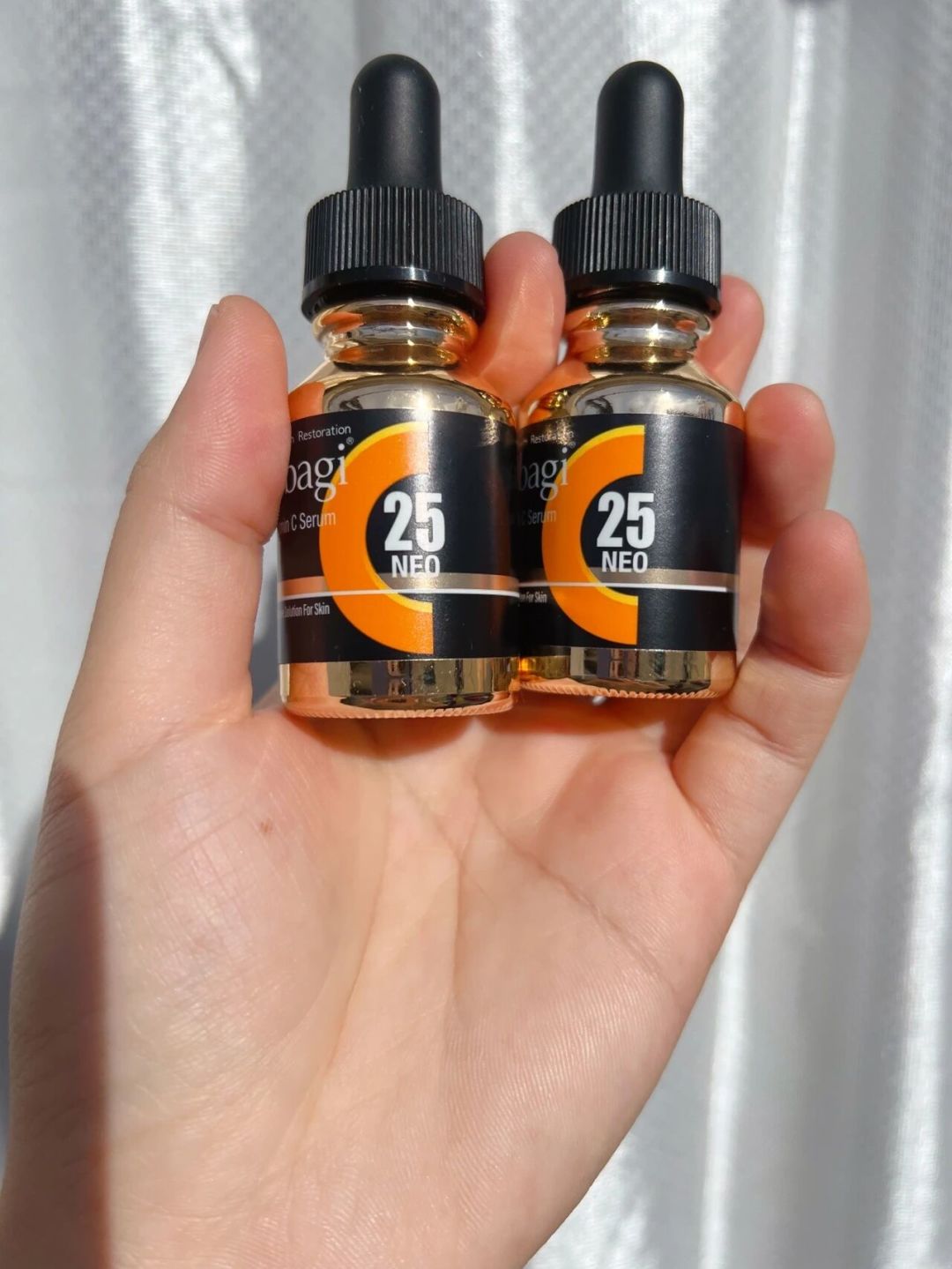 欧邦琪“速白瓶”种草帖刷屏,没一篇提手上的铁锈味:这瓶VC的肤感账,算完再下单
