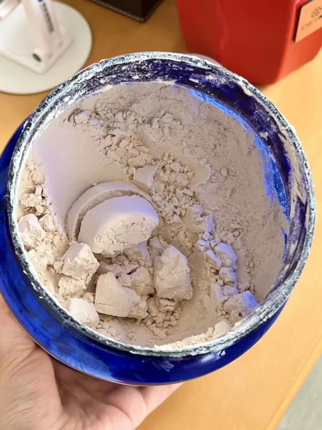 “喝ON长痘换植物粉”的通稿,被同一个模板写了两次:两个账号相隔数月文案几乎一模一样,评论区更好看
