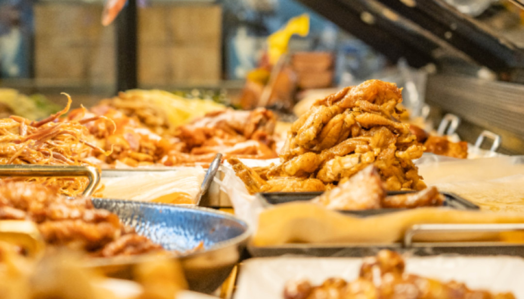 两年关掉6600家店,鸭脖还是卖60块一斤:原料跌了价,你手上那袋鸭货为什么不降?