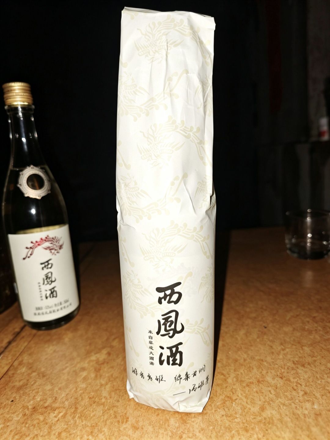 西凤189元的光瓶新品开卖了,评论区有人喊“这钱我买五粮春”:这瓶“总工特调”值得尝鲜吗
