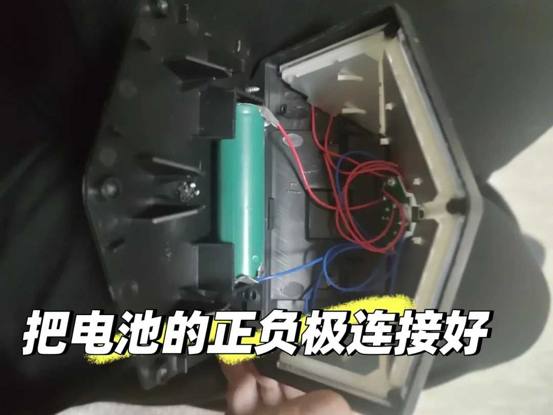庭院太阳能灯一盏接一盏地挂?翻完全网维修帖和改装翻车评论:先撬开电池仓看电压,1.2V能塞爱乐普,3.7V别想了