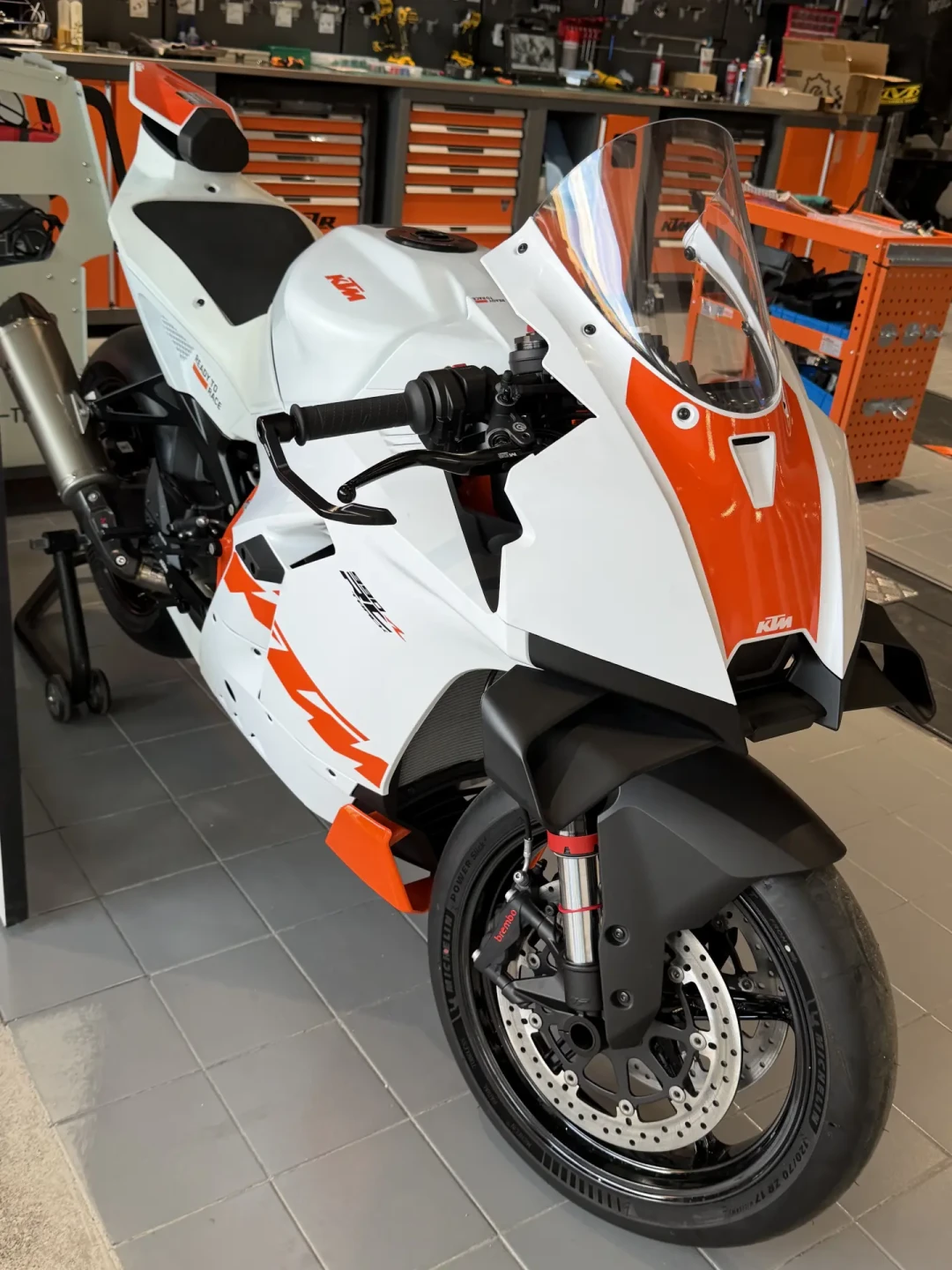首台 Track 版悄悄到了上海,评论区却还在吵那根后摇臂:KTM 990 RC R 的设计,把钱花在哪了