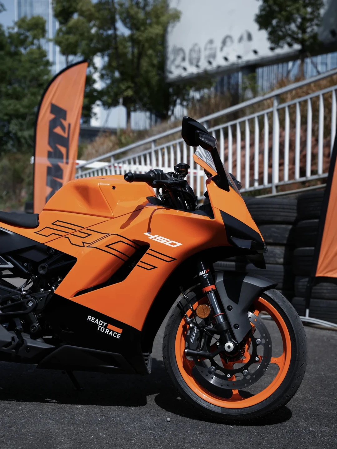 首台 Track 版悄悄到了上海,评论区却还在吵那根后摇臂:KTM 990 RC R 的设计,把钱花在哪了