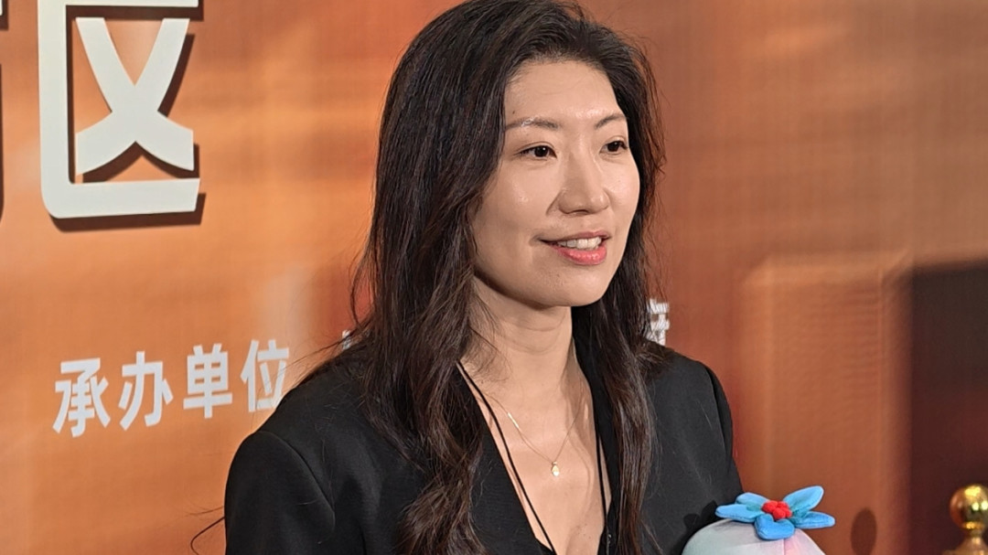 替袁和平捧起金鹿奖杯的是他女儿:把《镖人》制片人的半年公开行程拉了一遍,袁家的“接班人”原来是这么用的