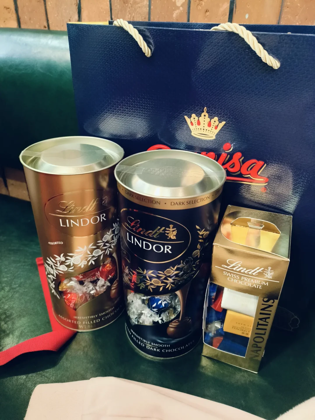 免税店的瑞士莲可能比国内还贵:400g卖226元,比山姆贵出一倍多,5个渠道比完价,真实低价在这