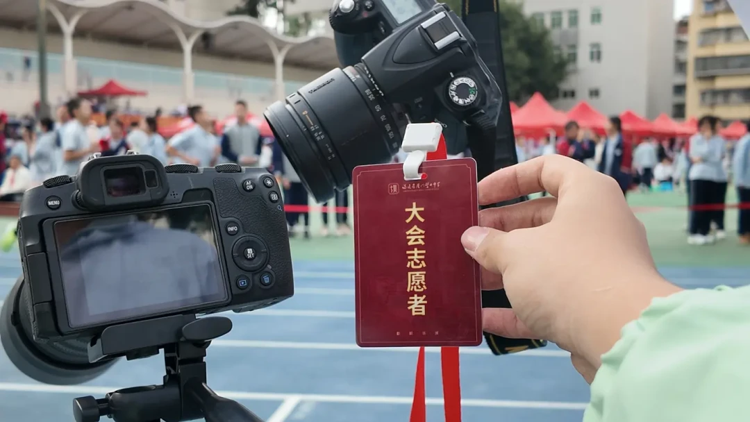 报名运动会摄影志愿者的家长都有相机了:拍娃,是买、是租还是用手机?