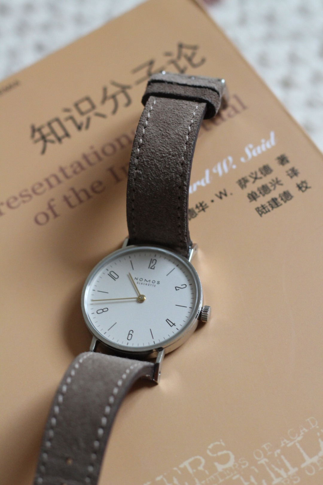 35mm的NOMOS为什么戴出38mm的效果?翻完2026年的避坑帖,聊聊尺寸怎么按手腕选