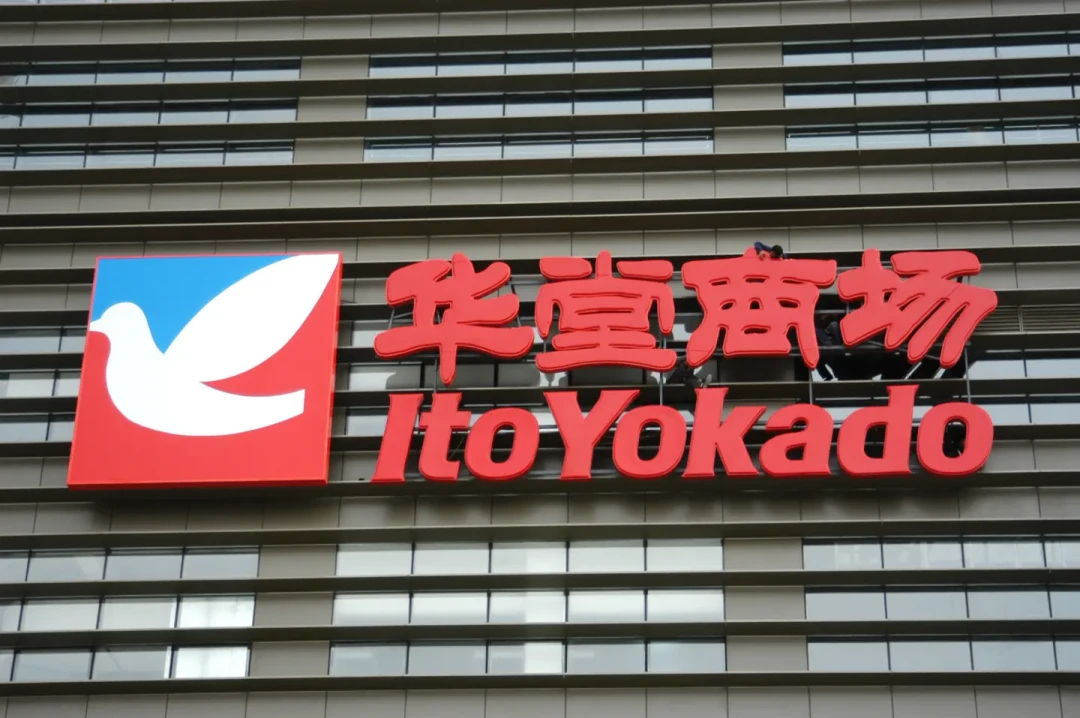 城市漫步的年轻人,正在街头