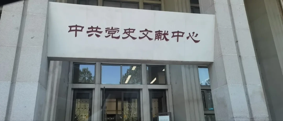 城市漫步的年轻人,正在街头