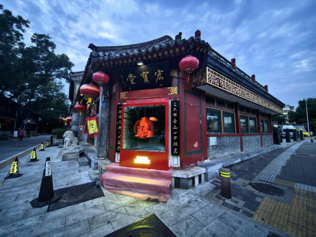 城市漫步的年轻人,正在街头