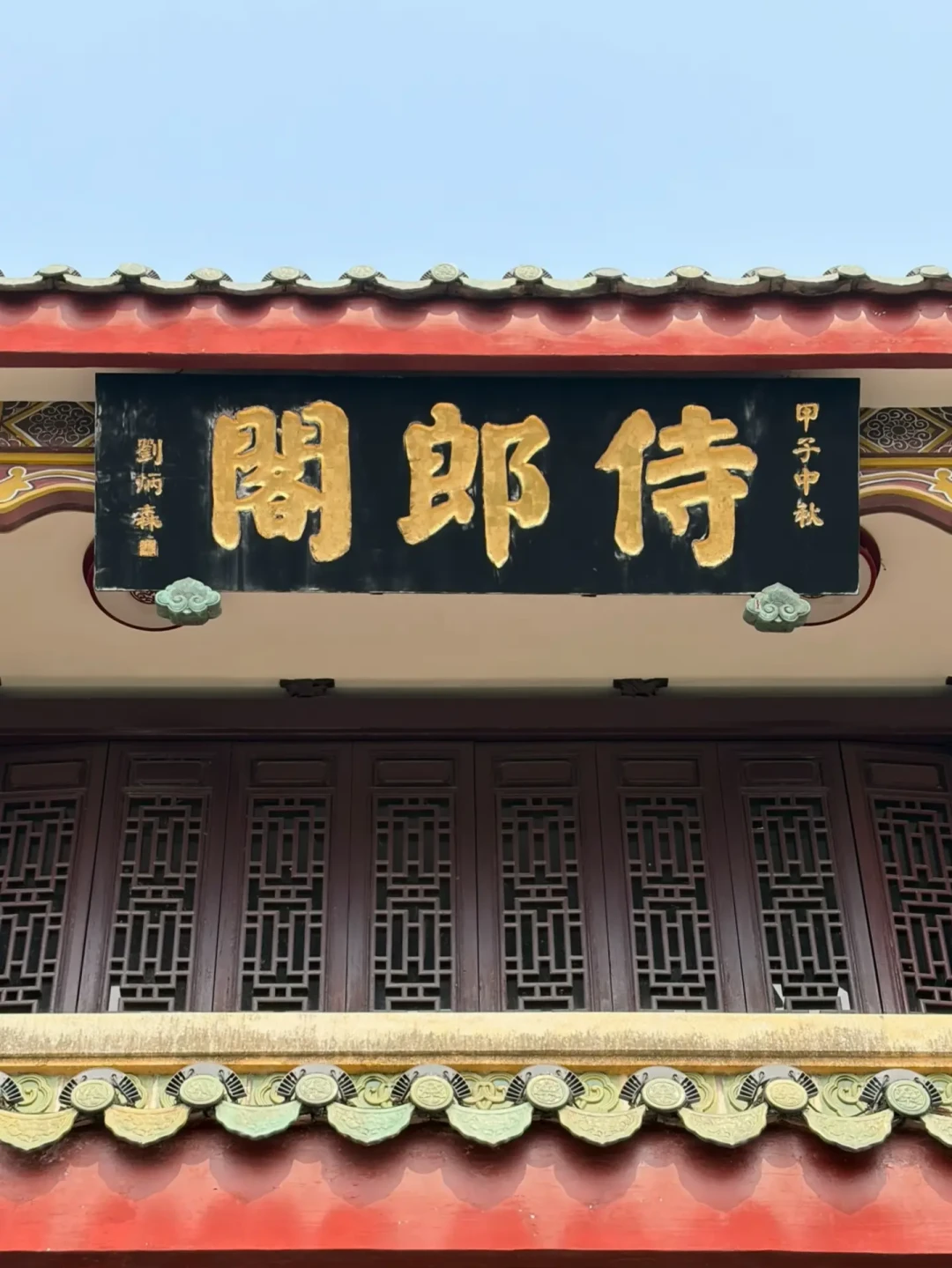 城市漫步的年轻人,正在街头