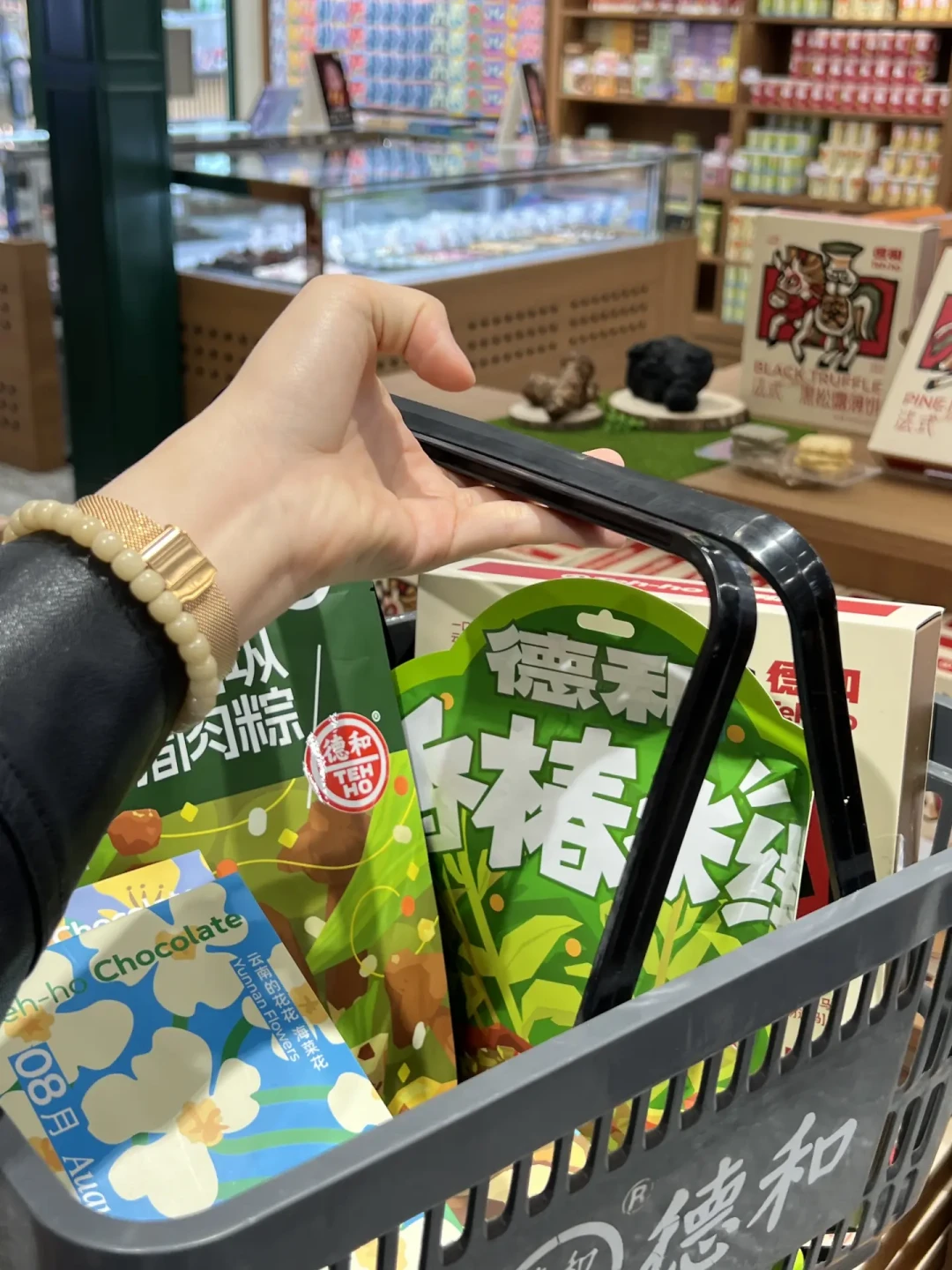 德和被玩成潮店:菌子巧克力118元100克,国庆去昆明这篇怎么选